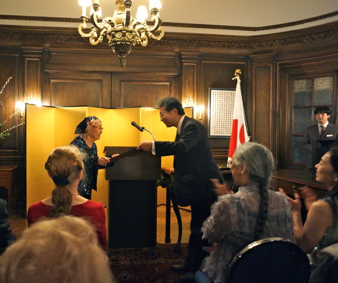 Yuriko-receives-award